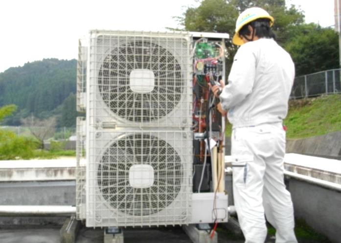 保守点検業務事例 室外機運転電流.電圧.温度測定作業