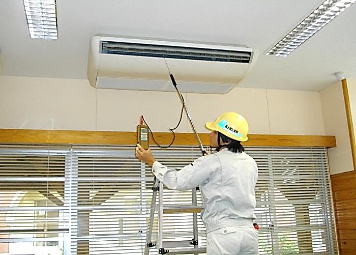 保守点検業務事例 室内機温度測定作業