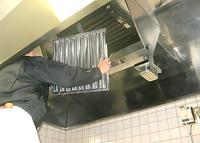保守点検業務事例 グリルフィルター取外.取付作業